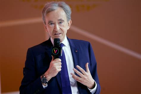 Quem é Bernard Arnault, dono de império de marcas de luxo e pessoa .